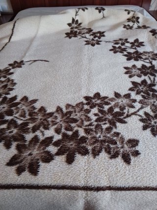 Manta marrón con flores reversible