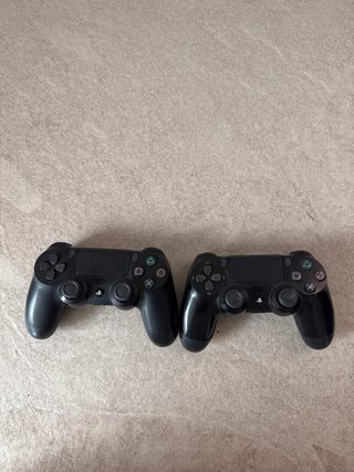 PS4 Slim Nera + 2 Controller + 4 Giochi