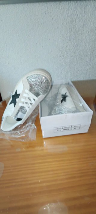 Zapatillas Blancas y Plateadas Talla 38