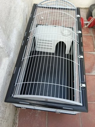 Jaula para cobayas marrón y blanca