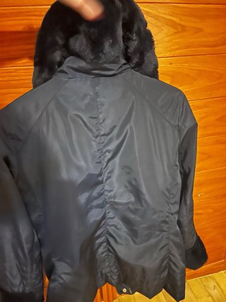 Abrigo azul marino con cuello y puños de pelo