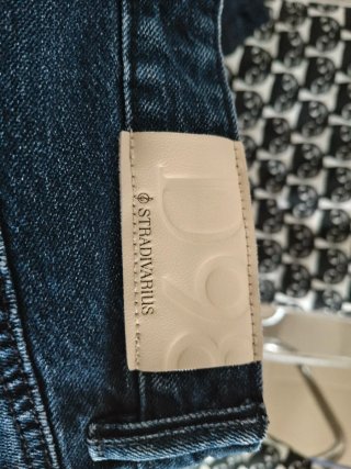 Pantalón vaquero Stradivarius Talla 36
