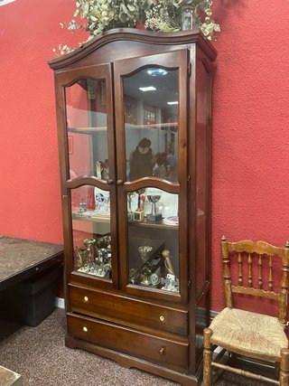 Vitrina de madera y cristal