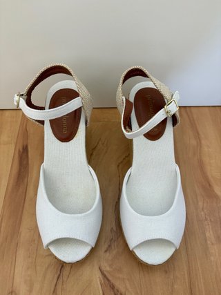 Sandalias blancas con cuña de esparto