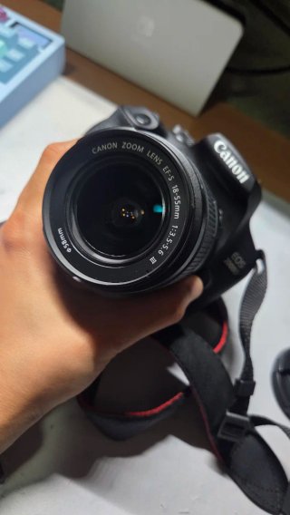 Canon EOS 2000D con objetivo y caja original