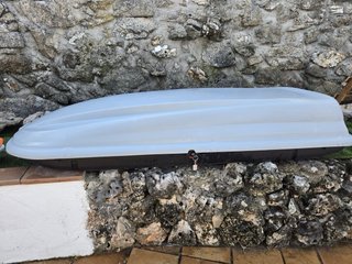 Baúl de coche negro y blanco