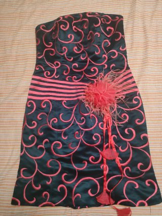 Vestido palabra de honor negro y rojo