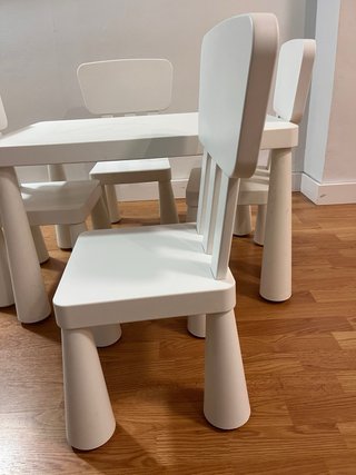 Mesa infantil IKEA MAMMUT blanca + cuatro sillas.