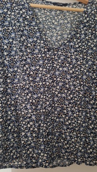 Blusa Kiabi floral azul talla M