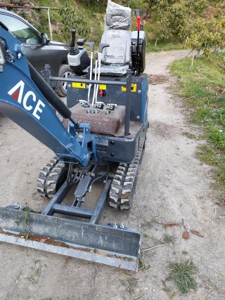 Excavadora Kubota D902