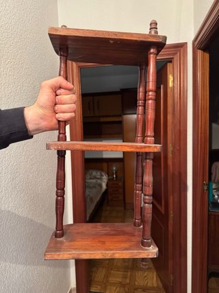 Estantería de madera de esquina