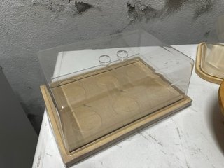 Vitrinas individuales de madera y plástico