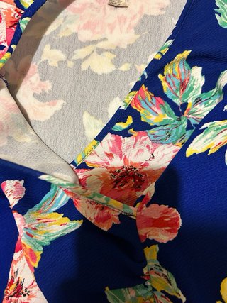 Blusa floral azul talla M queda tambien a S