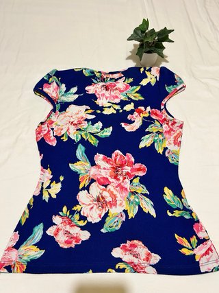 Blusa floral azul talla M queda tambien a S