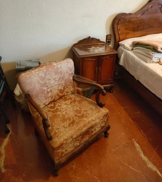 Muebles de dormitorio antiguos y artesanales
