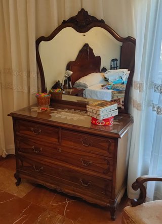 Muebles de dormitorio antiguos y artesanales