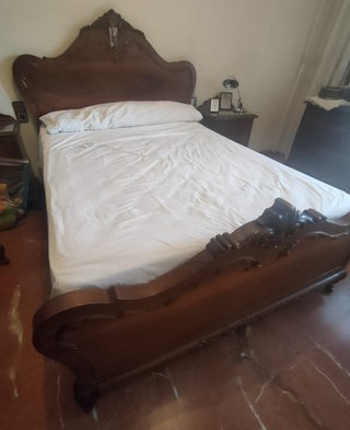 Muebles de dormitorio antiguos y artesanales