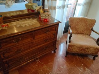 Muebles de dormitorio antiguos y artesanales
