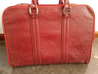 Bolso de viaje piel granate. Facilidad de carga.