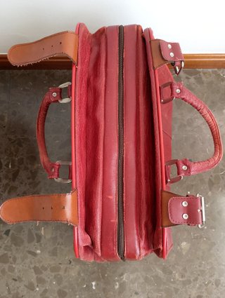 Bolso de viaje piel granate. Facilidad de carga.