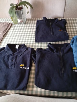 Lote Ropa Monlau: 2 Camisetas Marrones y 3 Azules