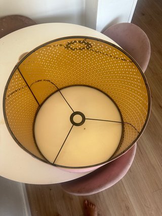 Pantalla lámpara rosa pie diseño perforado