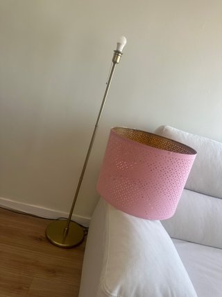 Pantalla lámpara rosa pie diseño perforado
