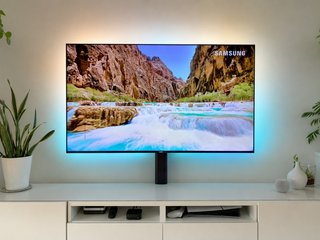 Samsung 65” 4K con defecto + soporte suelo + LED