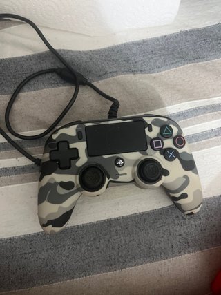 Mando PS4 con cable camuflaje