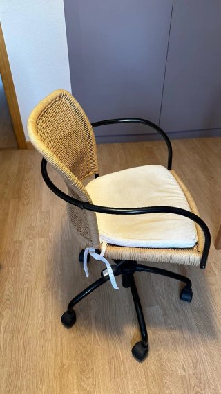 Silla giratoria de mimbre y metal