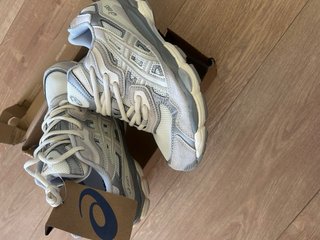 Zapatillas Asics Beige y Gris