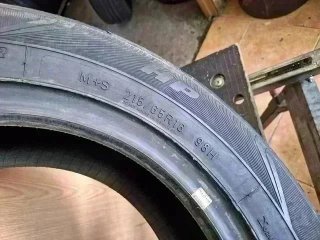215 65 R16 98H Goodyear - 1 neumático sin uso
