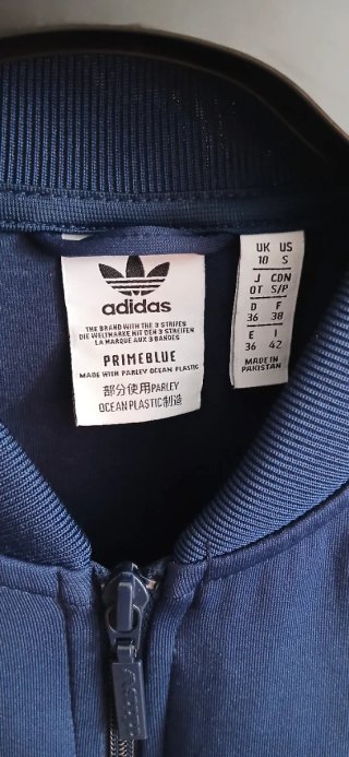 Chaqueta deportiva Adidas azul y blanca