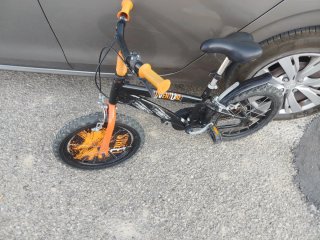 Bicicleta infantil naranja y negra