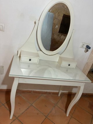 Tocador blanco con espejo y cajones