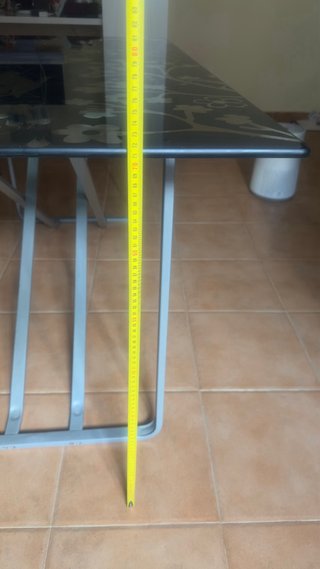 Mesa de cristal con diseño floral