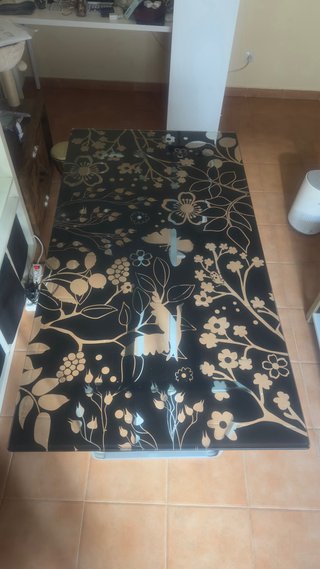 Mesa de cristal con diseño floral