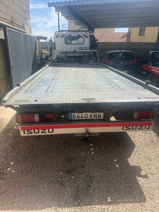 Grua porta vehículos isuzu 7.5 tn