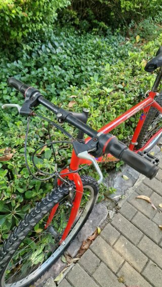 Bicicleta roja Maverick ciudad