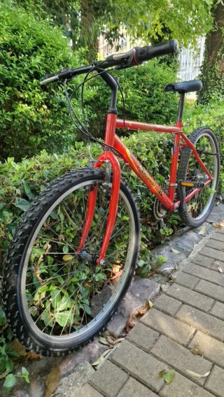 Bicicleta roja Maverick ciudad