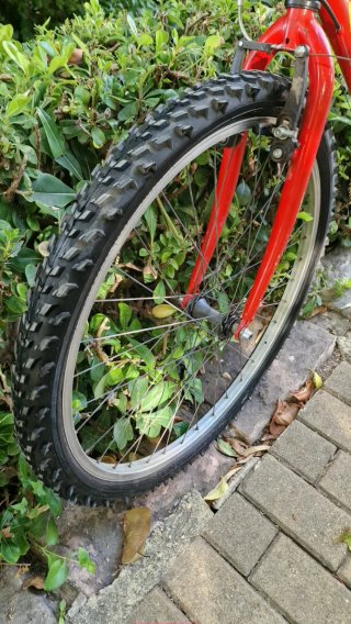 Bicicleta roja Maverick ciudad