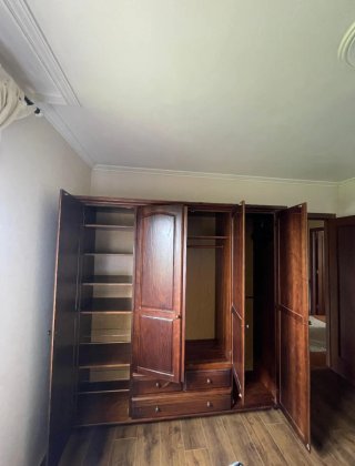 Armario de madera maciza            210 x 205x60