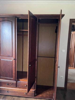 Armario de madera maciza            210 x 205x60