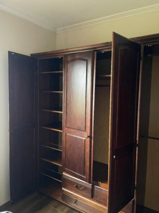 Armario de madera maciza            210 x 205x60