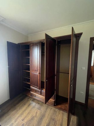 Armario de madera maciza            210 x 205x60