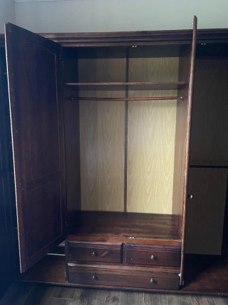Armario de madera maciza            210 x 205x60