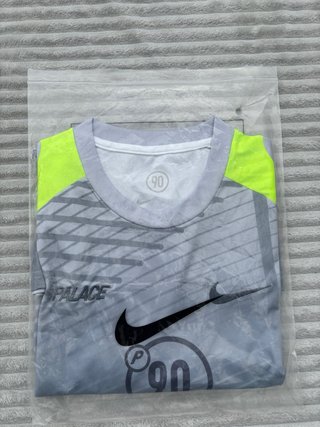 Palace x Nike Total 90 Jersey Gris/Volt