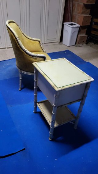 Comodino bambù e poltrona vintage