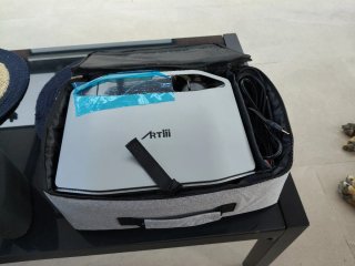 Proyector Artlii Plata y Negro  Incluye soporte