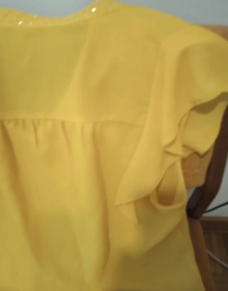 Blusa amarilla con volantes y pedrería